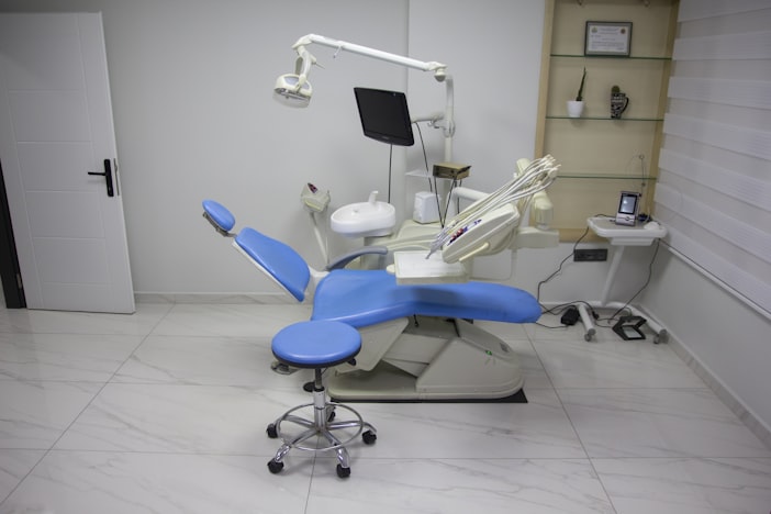 Root Canal vs Extraction: Which Costs More, Hurts Less, and Lasts Longer?
